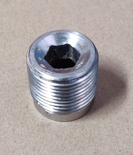 TITAN IMPACT 740 800-336 Outlet Valve Retainer (Used)